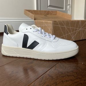 NEW IN BOX VEJA V-10 LEATHER WHITE/BLACK SNEAKERS
